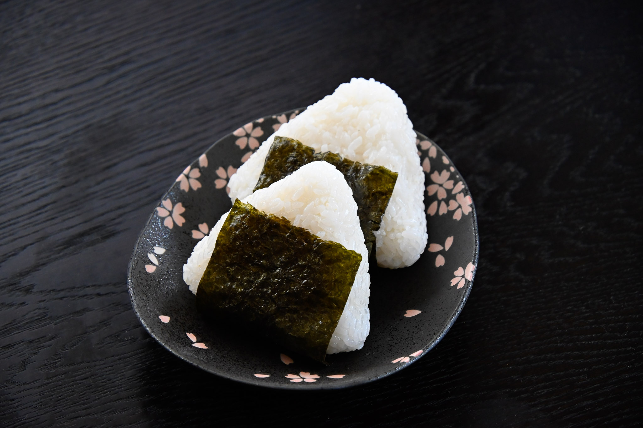 お皿にのった海苔巻きのおにぎり